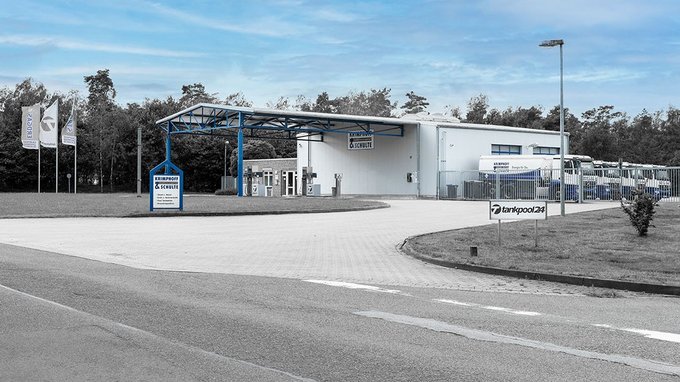 Außenaufnahme der Krimphoff und Schulte Niederlassung in Lingen. Man sieht von der Straße aus fotografiert die Tankstelle sowie rechts im Bild ein paar LKW, die hinter einem Zaun stehen.